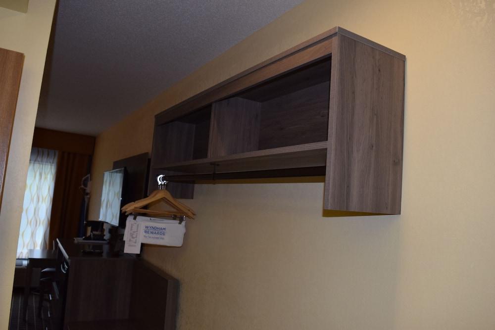 Days Inn By Wyndham Cadillac Esterno foto